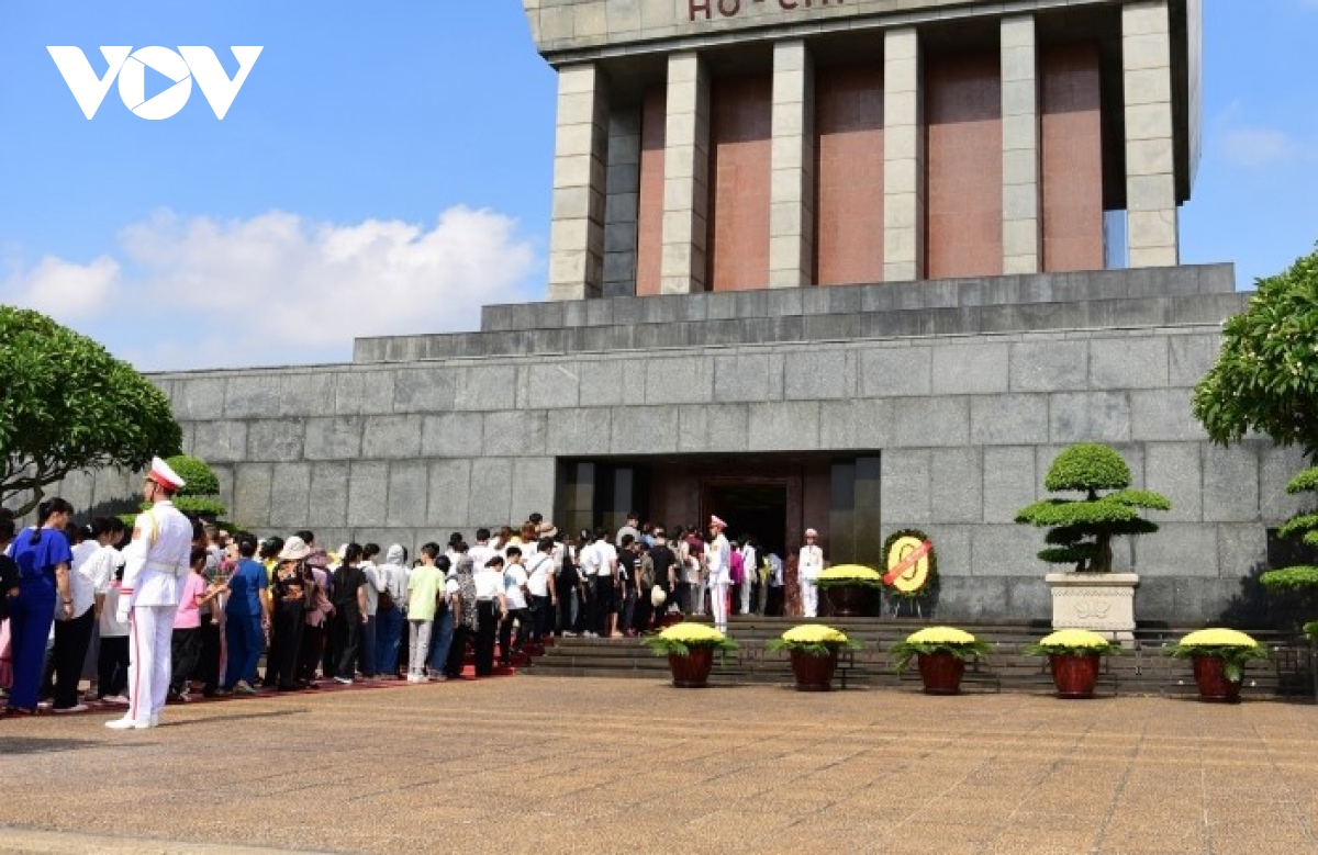 Thousands of people visit Ho Chi Minh Mausoleum on National Day